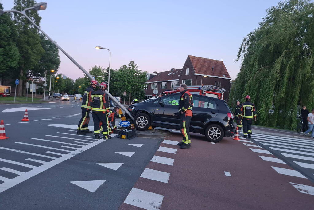 Automobilist rijdt tegen lantaarnpaal