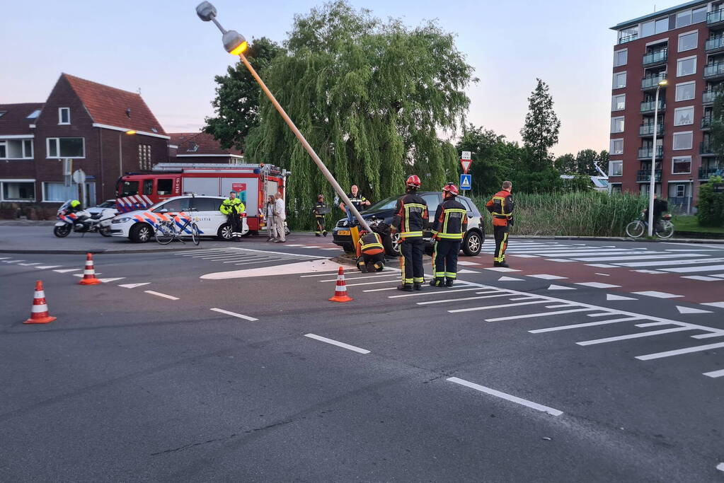 Automobilist rijdt tegen lantaarnpaal
