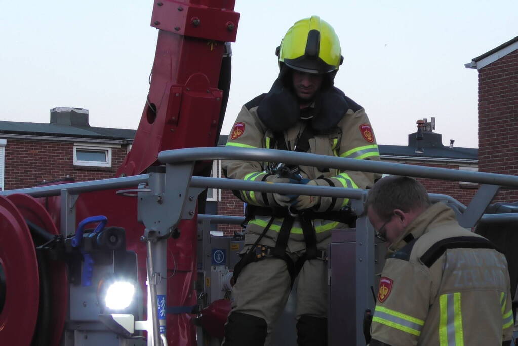 Brandweer redt kraai uit boom