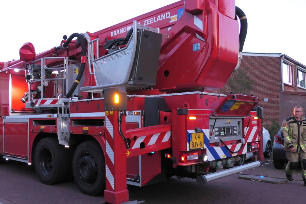 Brandweer redt kraai uit boom