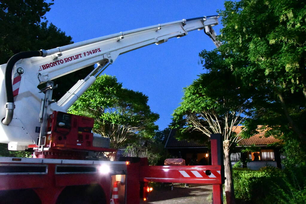 Metershoge vlammen na schoorsteenbrand