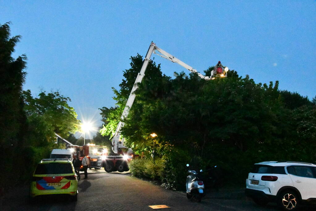 Metershoge vlammen na schoorsteenbrand