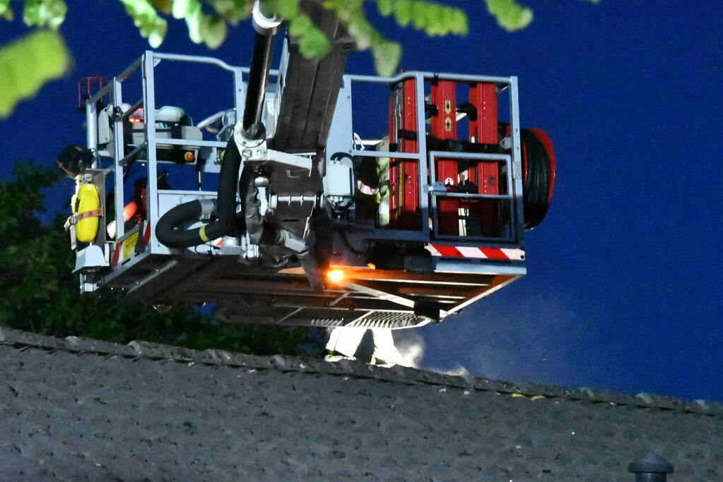 Metershoge vlammen na schoorsteenbrand