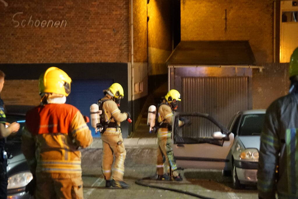 Auto vliegt in brand