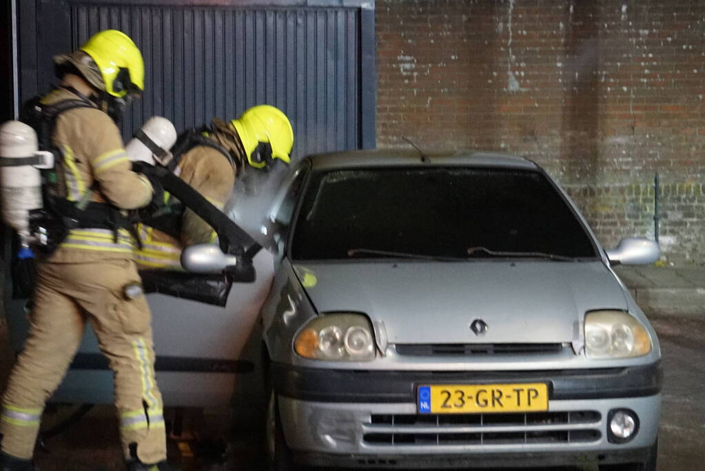 Auto vliegt in brand