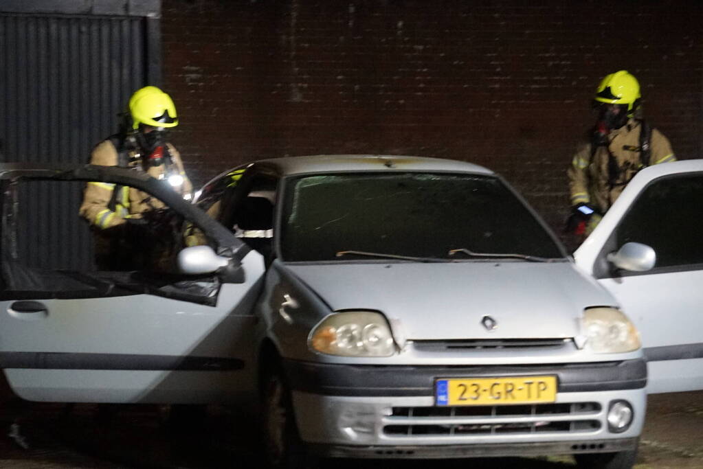 Auto vliegt in brand