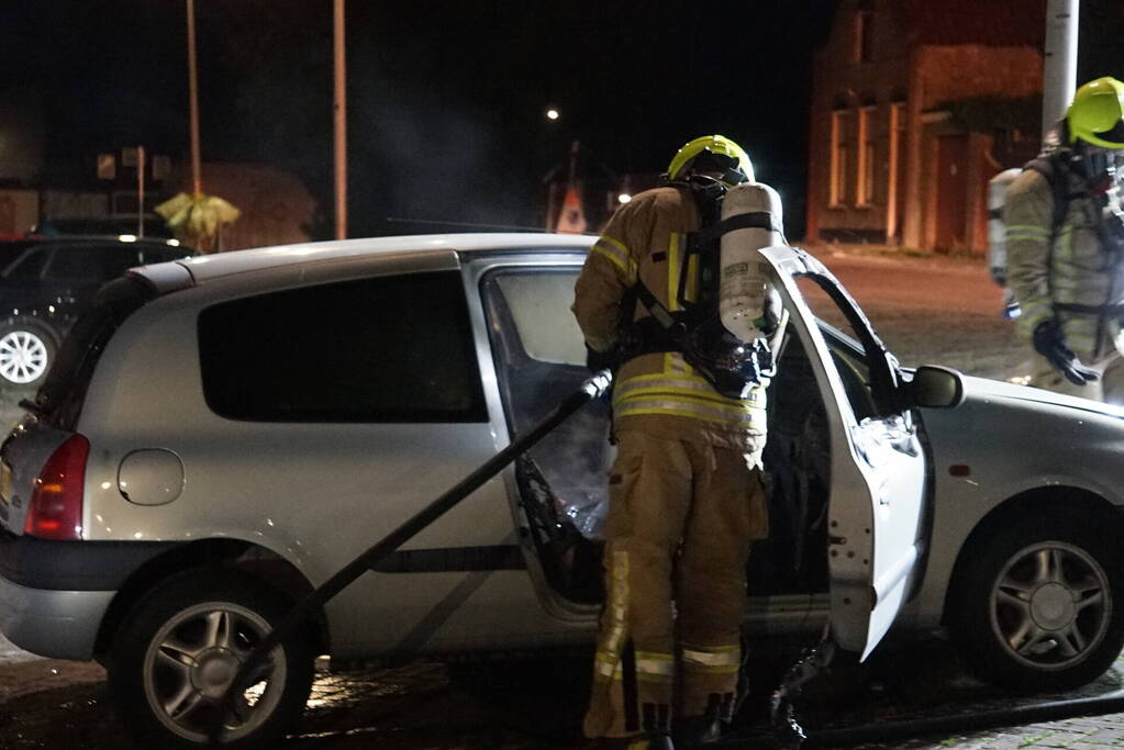 Auto vliegt in brand