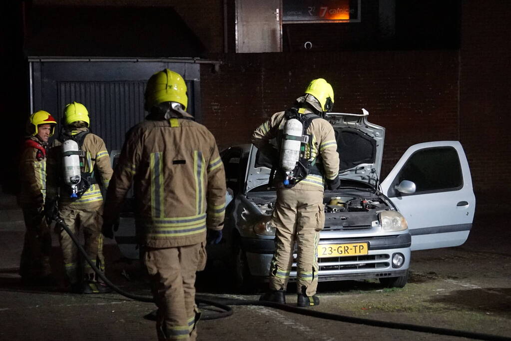 Auto vliegt in brand