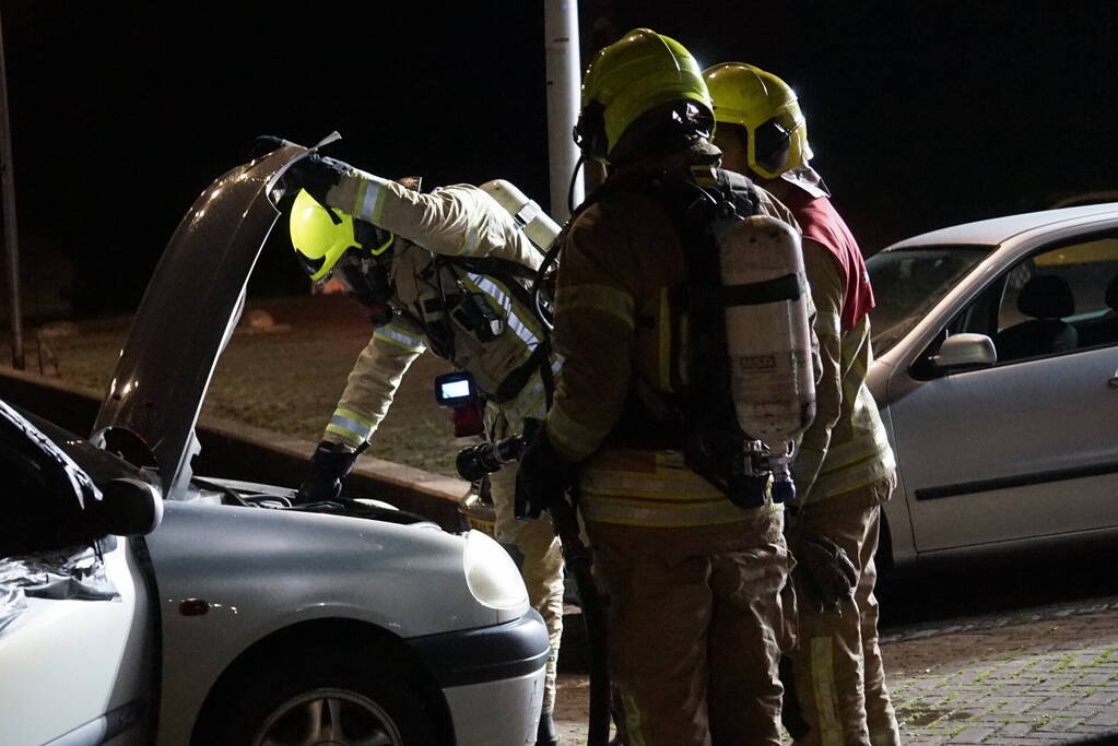 Auto vliegt in brand