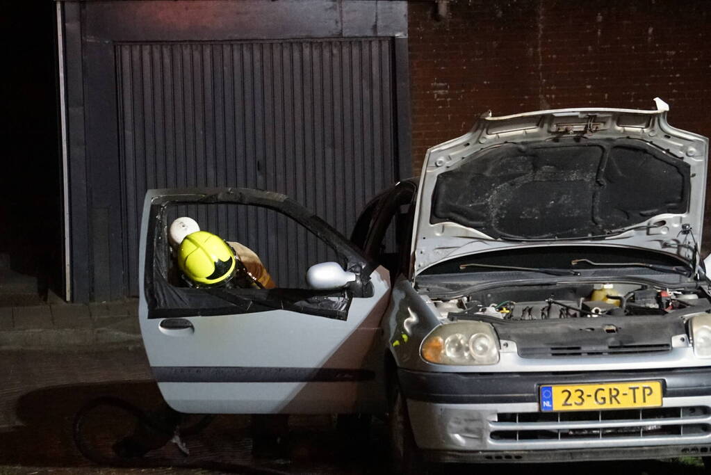 Auto vliegt in brand