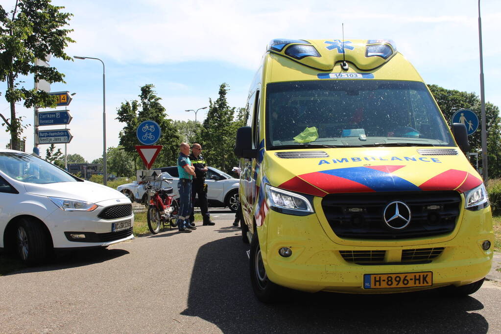 Brommerrijder gewond bij aanrijding met auto