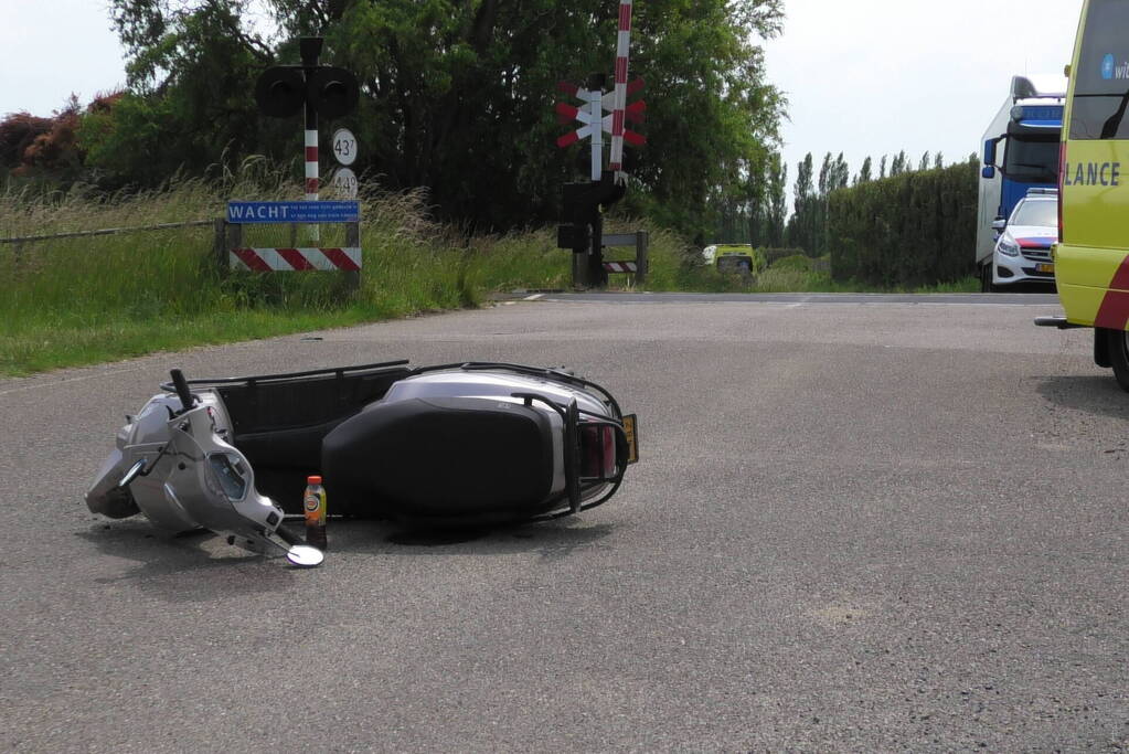Brommerrijder botst op personenauto