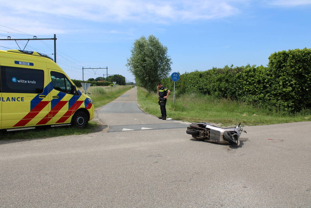 Brommerrijder botst op personenauto