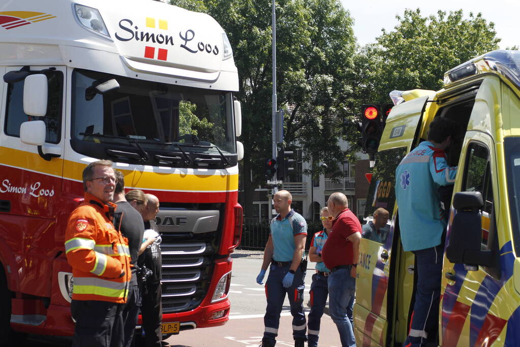 Fietser geschept door vrachtwagen