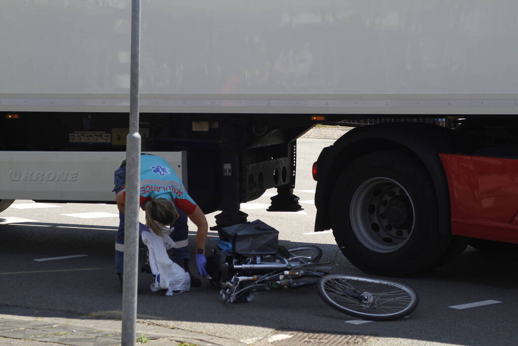 Fietser geschept door vrachtwagen