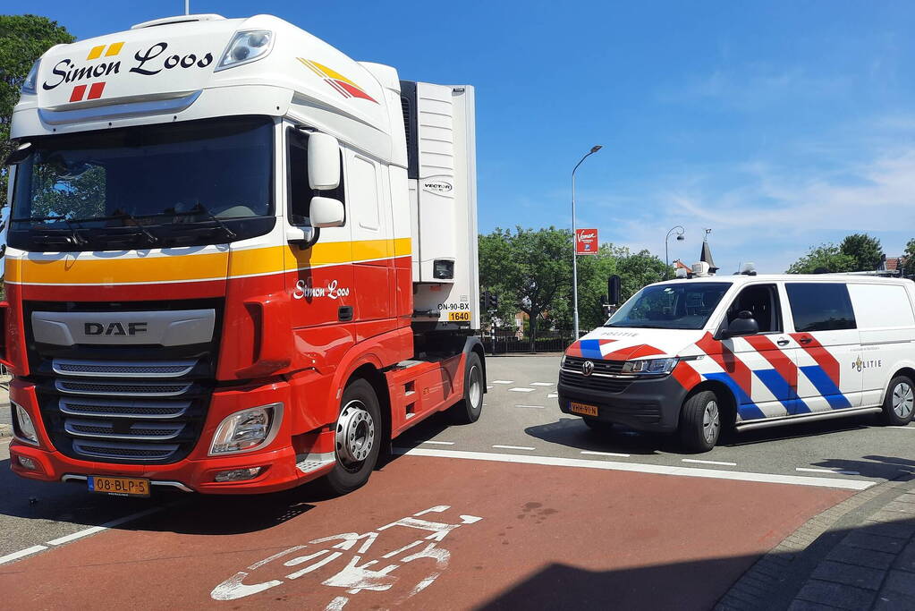 Fietser geschept door vrachtwagen