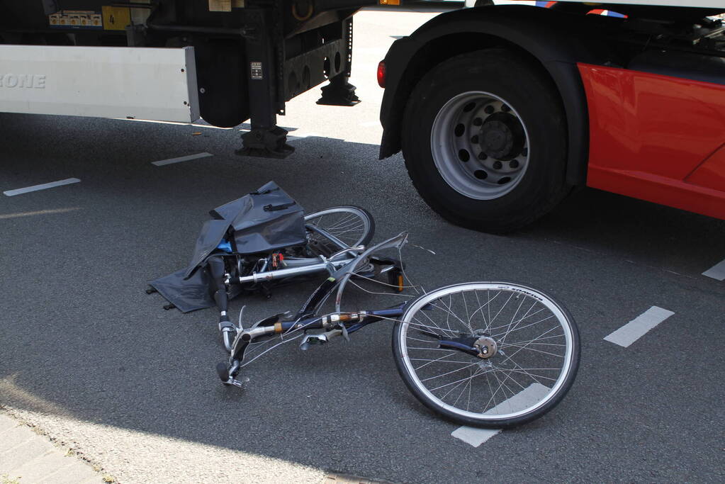 Fietser geschept door vrachtwagen