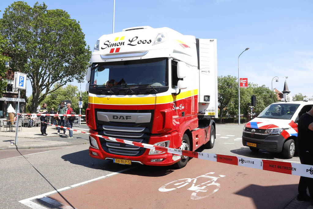 Fietser geschept door vrachtwagen