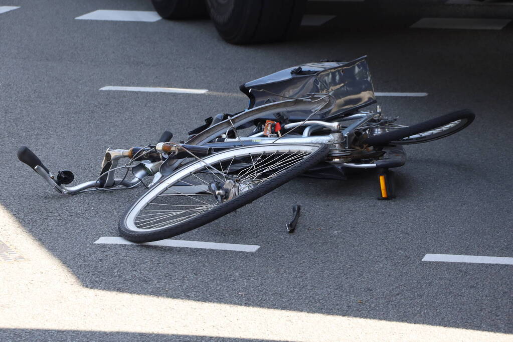 Fietser geschept door vrachtwagen