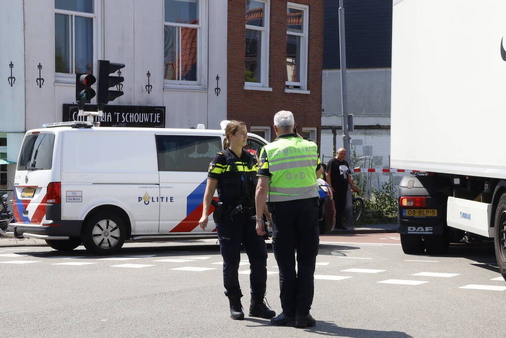 Fietser geschept door vrachtwagen