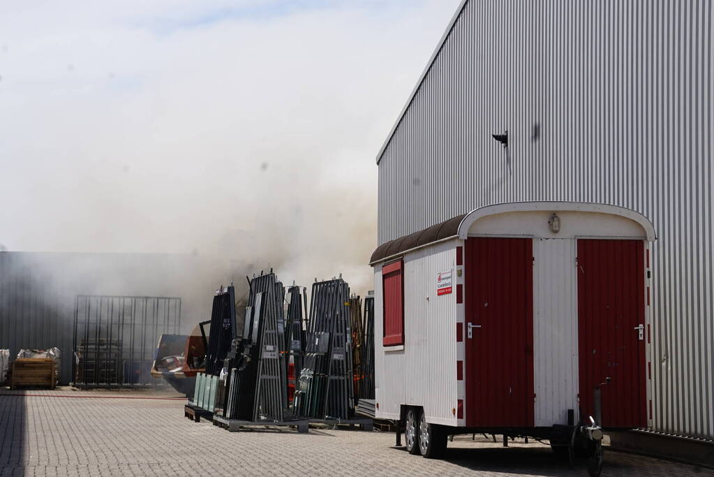 Veel rook bij brand in loods