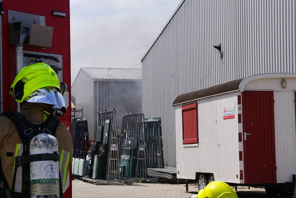 Veel rook bij brand in loods