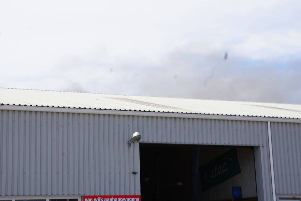 Veel rook bij brand in loods