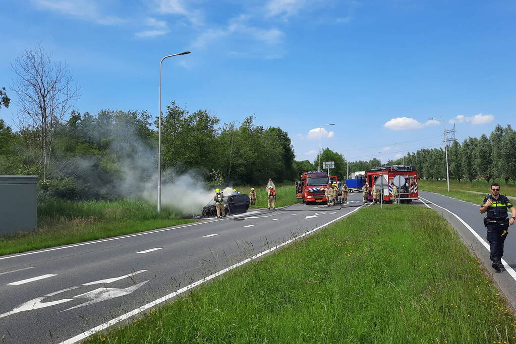 Flinke rookwolken bij brand in personenauto