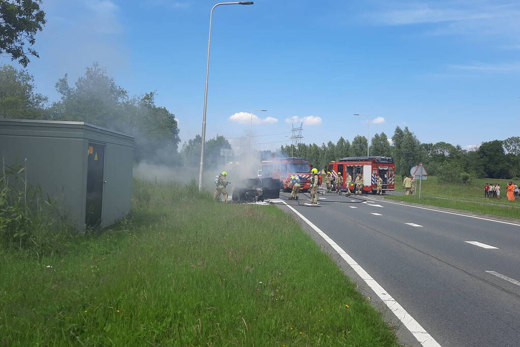 Flinke rookwolken bij brand in personenauto