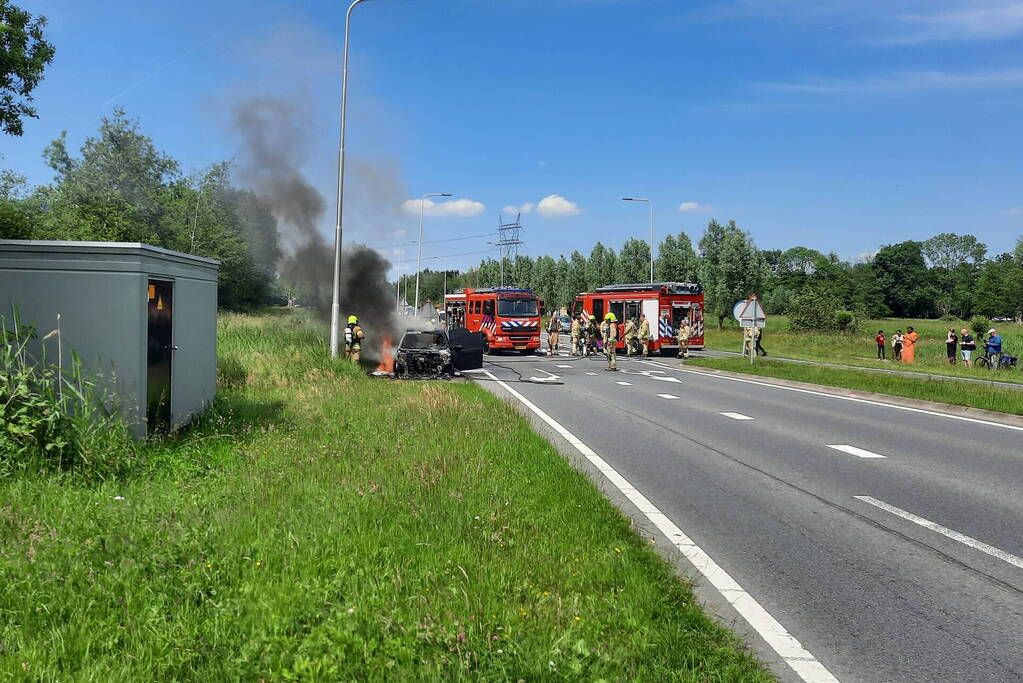 Flinke rookwolken bij brand in personenauto