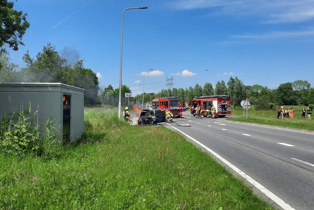 Flinke rookwolken bij brand in personenauto