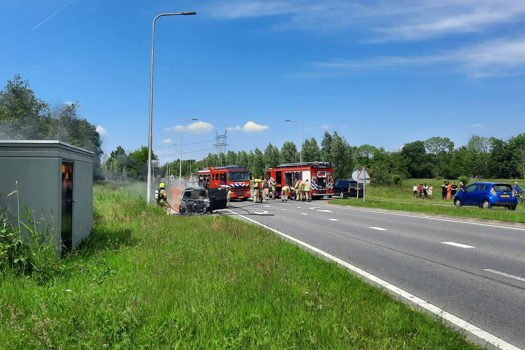 Flinke rookwolken bij brand in personenauto
