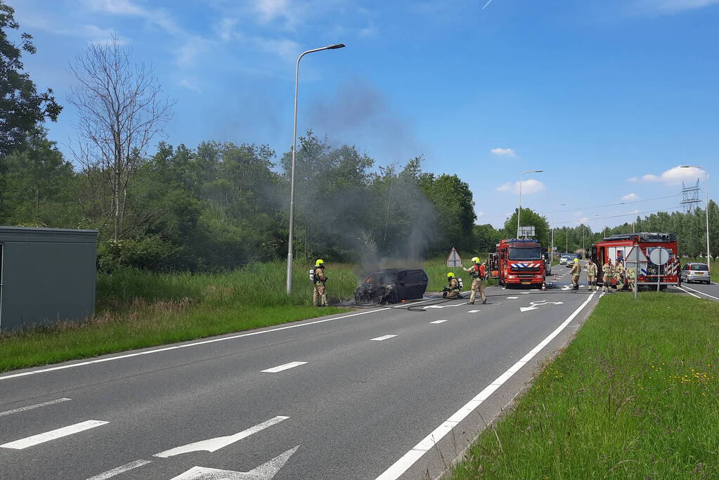 Flinke rookwolken bij brand in personenauto