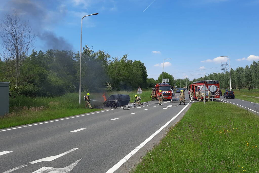 Flinke rookwolken bij brand in personenauto