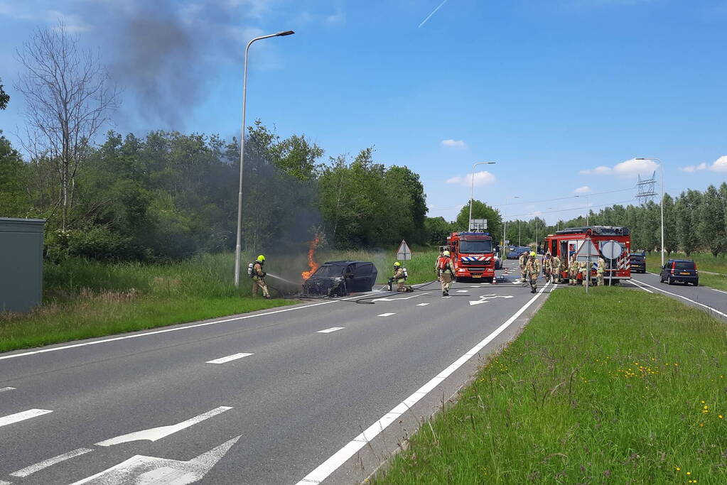 Flinke rookwolken bij brand in personenauto