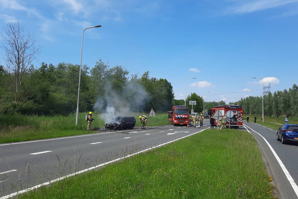 Flinke rookwolken bij brand in personenauto