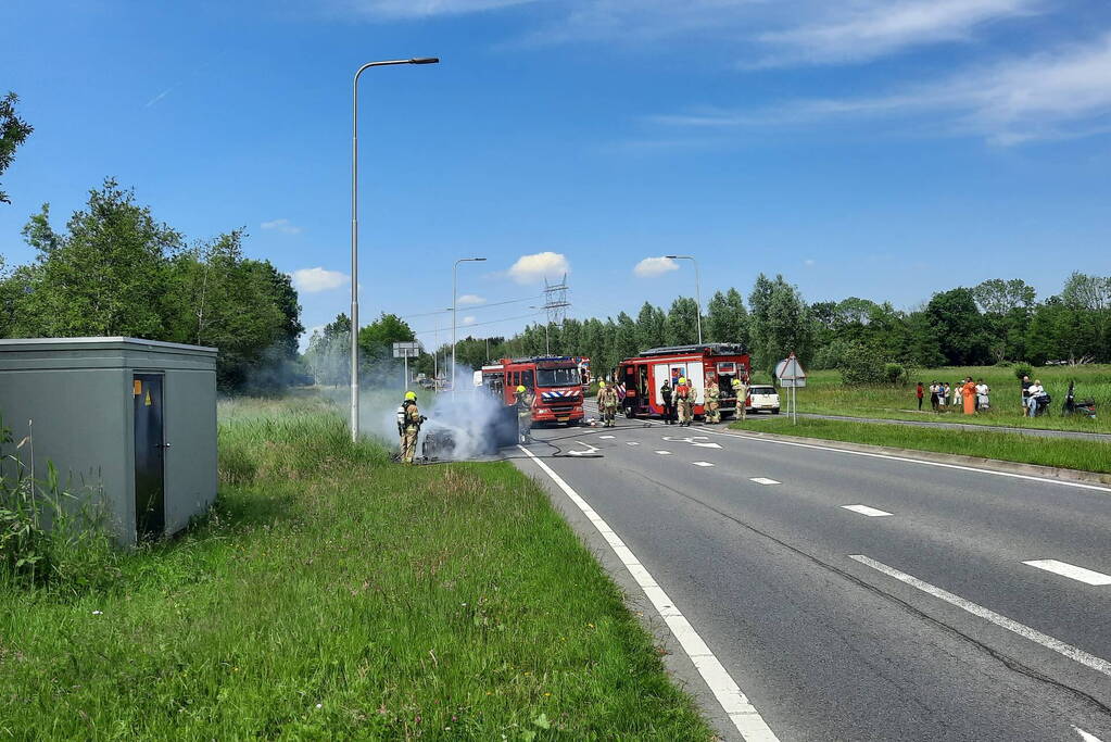Flinke rookwolken bij brand in personenauto