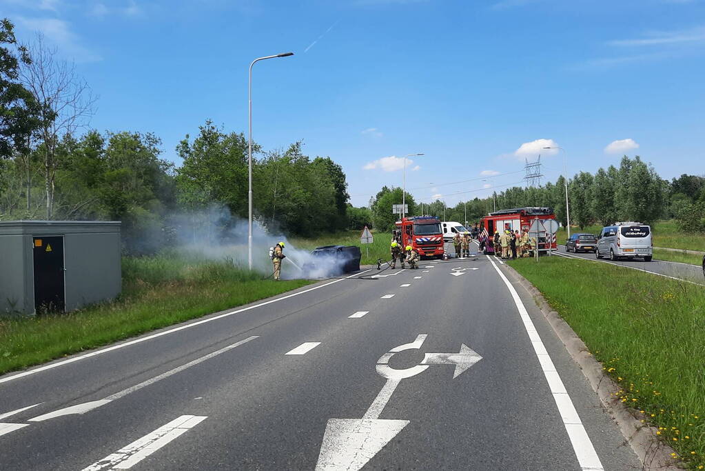 Flinke rookwolken bij brand in personenauto