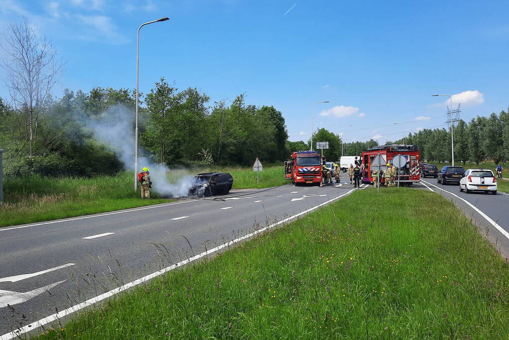 Flinke rookwolken bij brand in personenauto