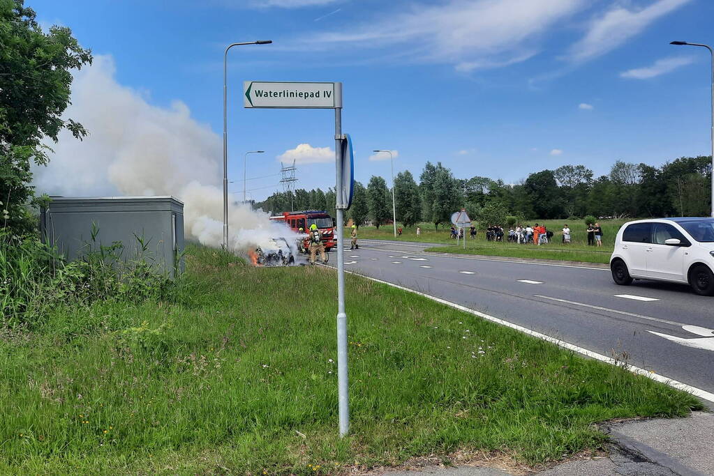 Flinke rookwolken bij brand in personenauto