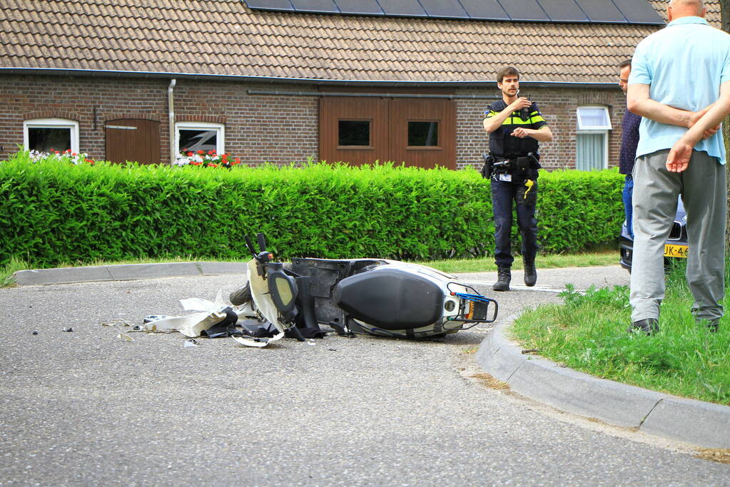 Brommerrijder loopt weg na frontale aanrijding op kruising