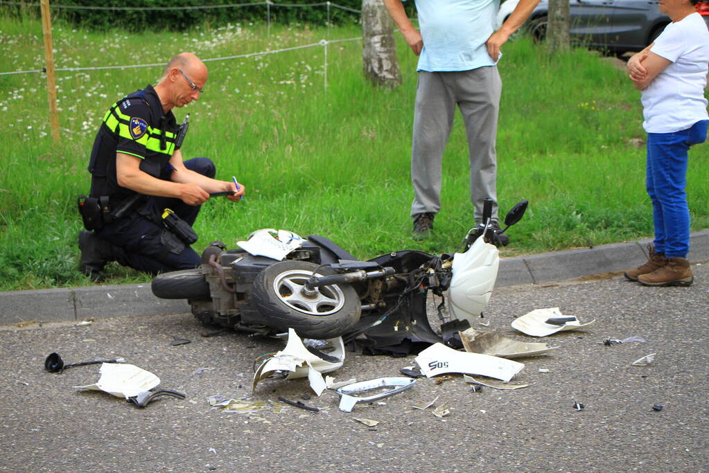 Brommerrijder loopt weg na frontale aanrijding op kruising
