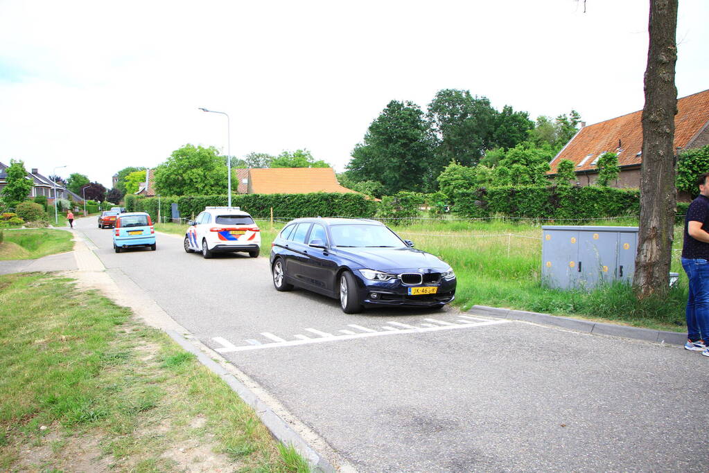 Brommerrijder loopt weg na frontale aanrijding op kruising