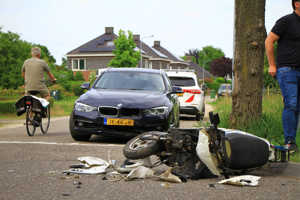 Brommerrijder loopt weg na frontale aanrijding op kruising