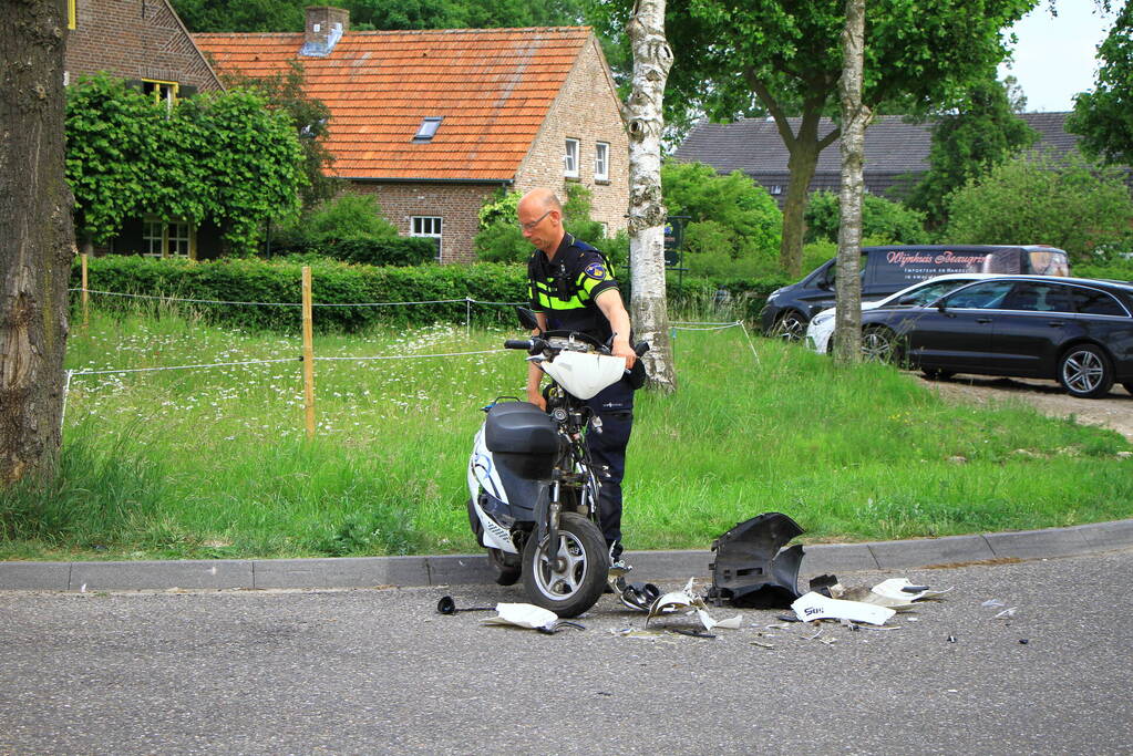 Brommerrijder loopt weg na frontale aanrijding op kruising