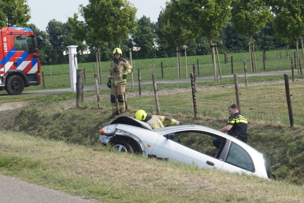 Auto belandt in greppel