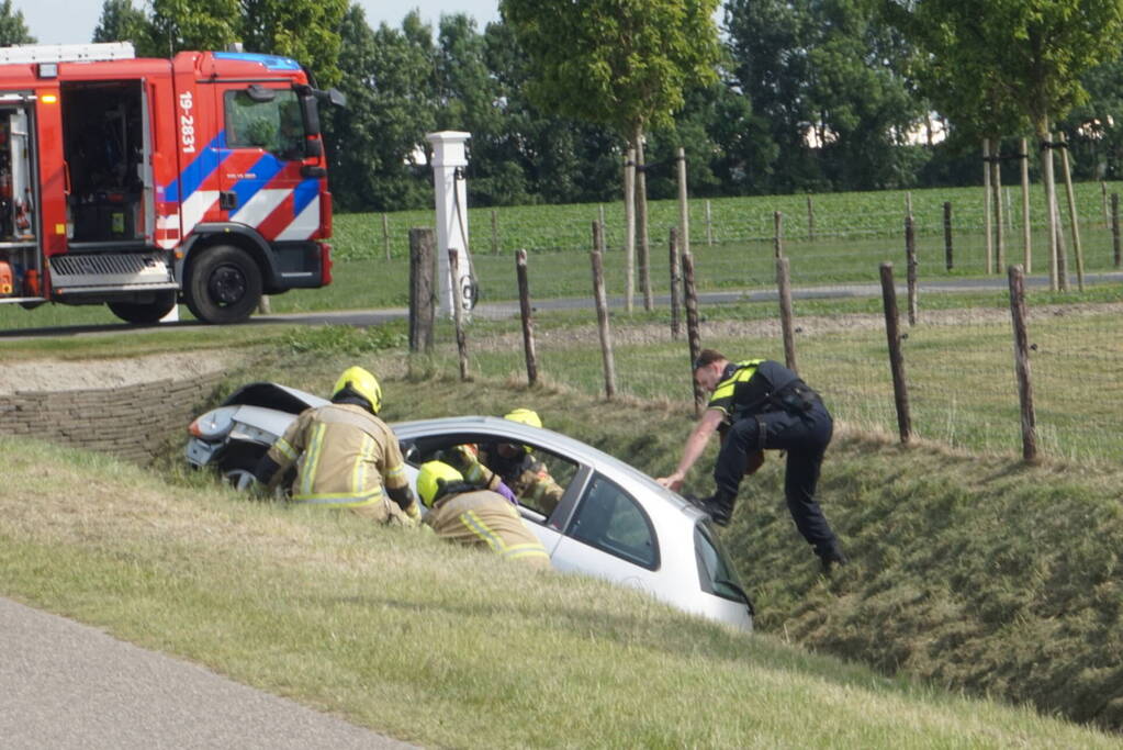 Auto belandt in greppel