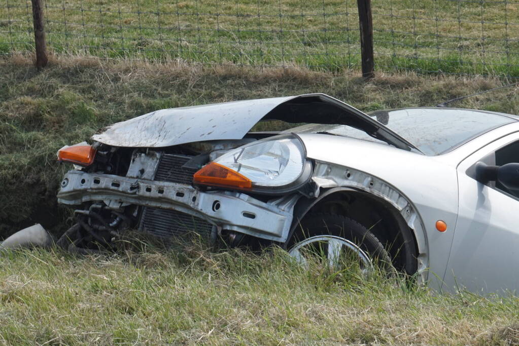 Auto belandt in greppel