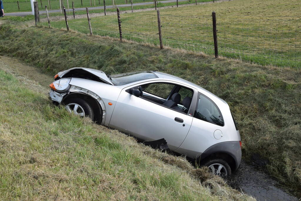 Auto belandt in greppel