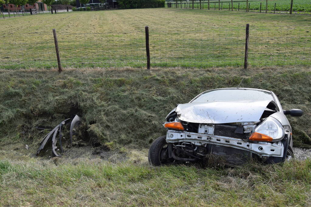 Auto belandt in greppel